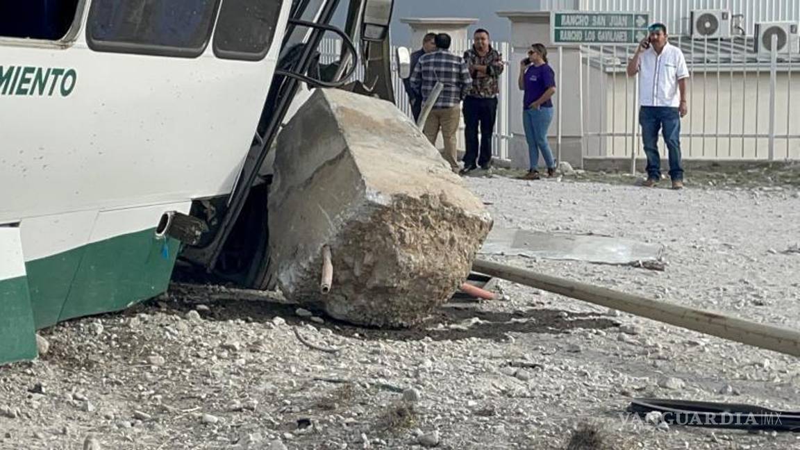 $!La enorme base de la luminaria quedó a un costado de la puerta.