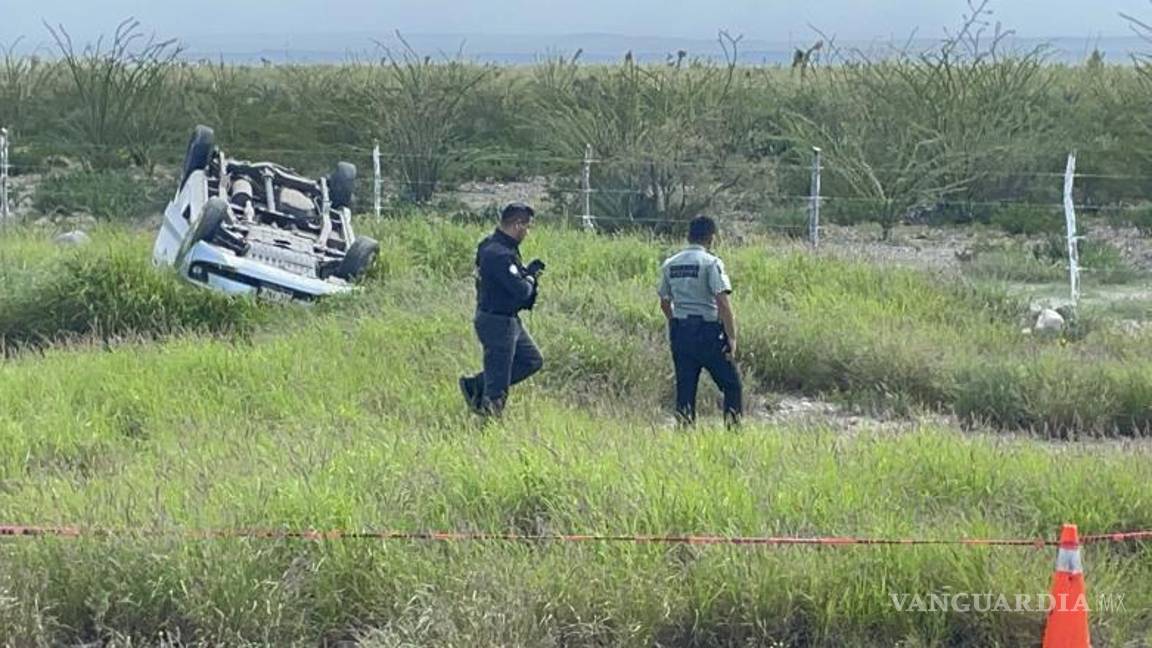 $!El vehículo terminó con las llantas hacia arriba.