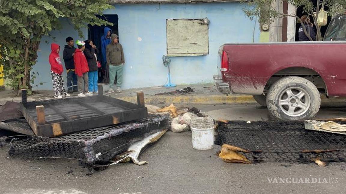 $!El siniestro, al parecer causado por un cortocircuito, se originó en un cuarto de la parte inferior de la casa.