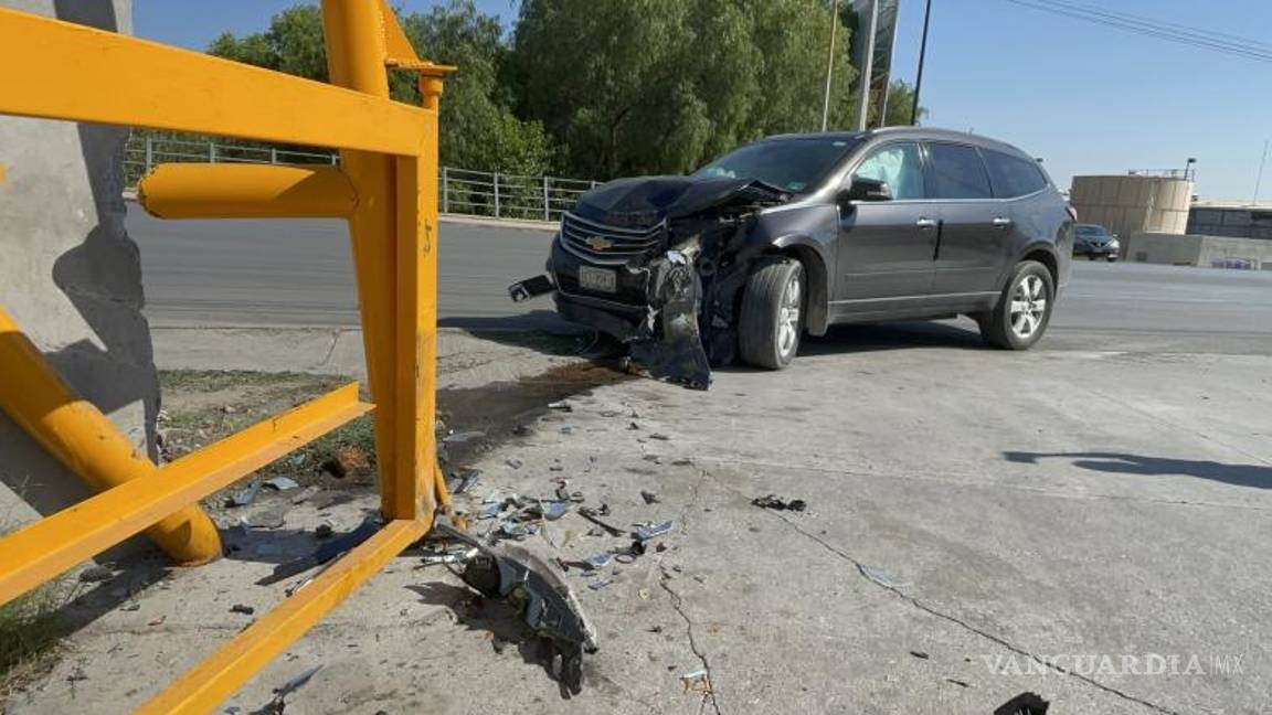 $!La camioneta impactó de frente contra una de las paredes del estacionamiento de un centro comercial.