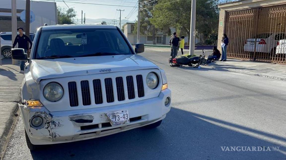 $!Familiares del motociclista y la conductora de la camioneta aguardan la llegada del representante de la aseguradora para tratar los daños y los gastos médicos relacionados con el accidente.