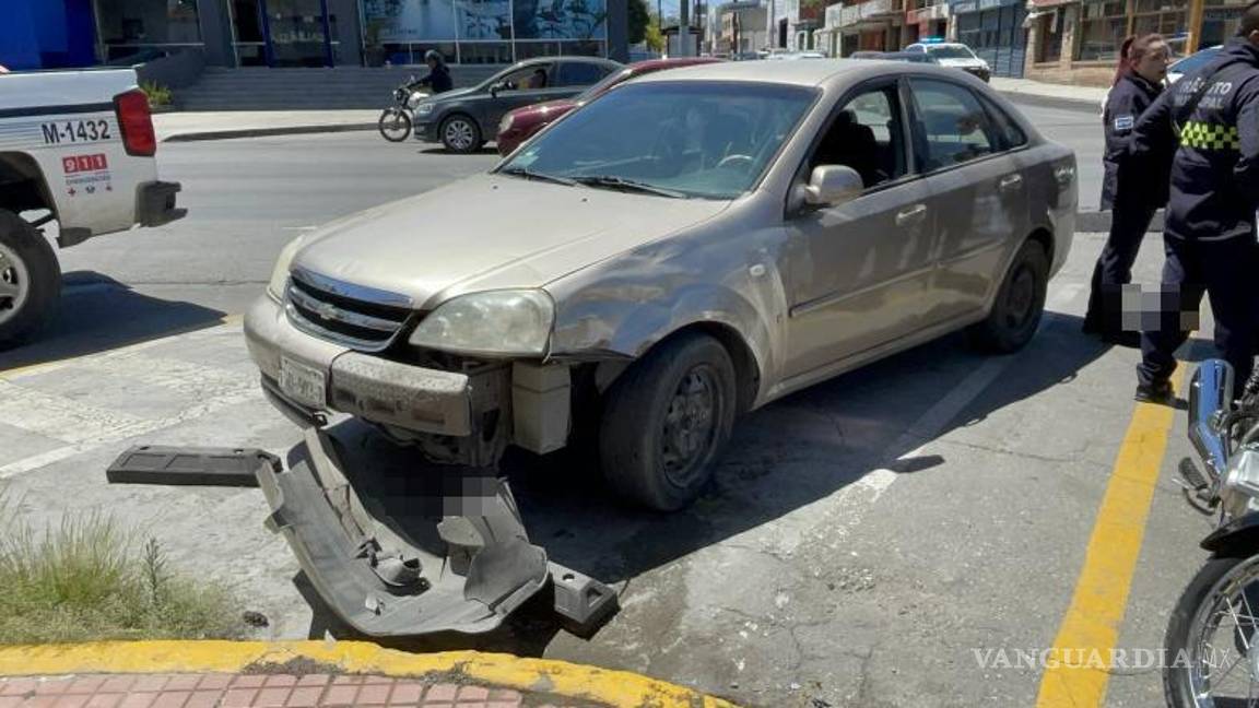 $!El Chevrolet Optra presentó daños visibles en la parte frontal tras el impacto con el motociclista, los cuales serán cubiertos por el seguro.