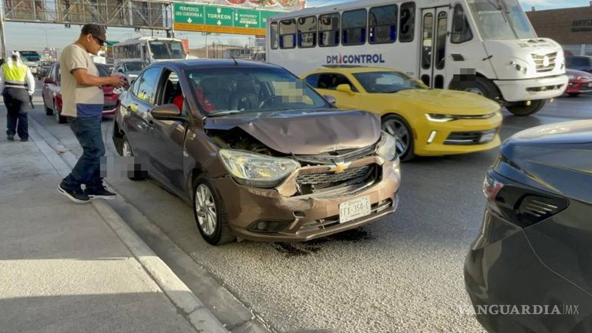 $!Uno de los vehículos presentó daños considerables en la parte frontal debido al fuerte impacto.
