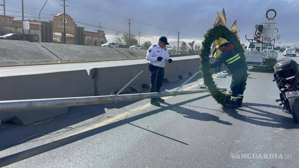 $!La lámpara derribada por el viento en el bulevar Fundadores obstaculizó el tránsito en dirección Arteaga-Saltillo.