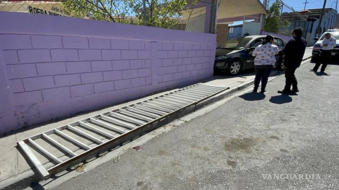 $!También la barda de protección fue desprendida.