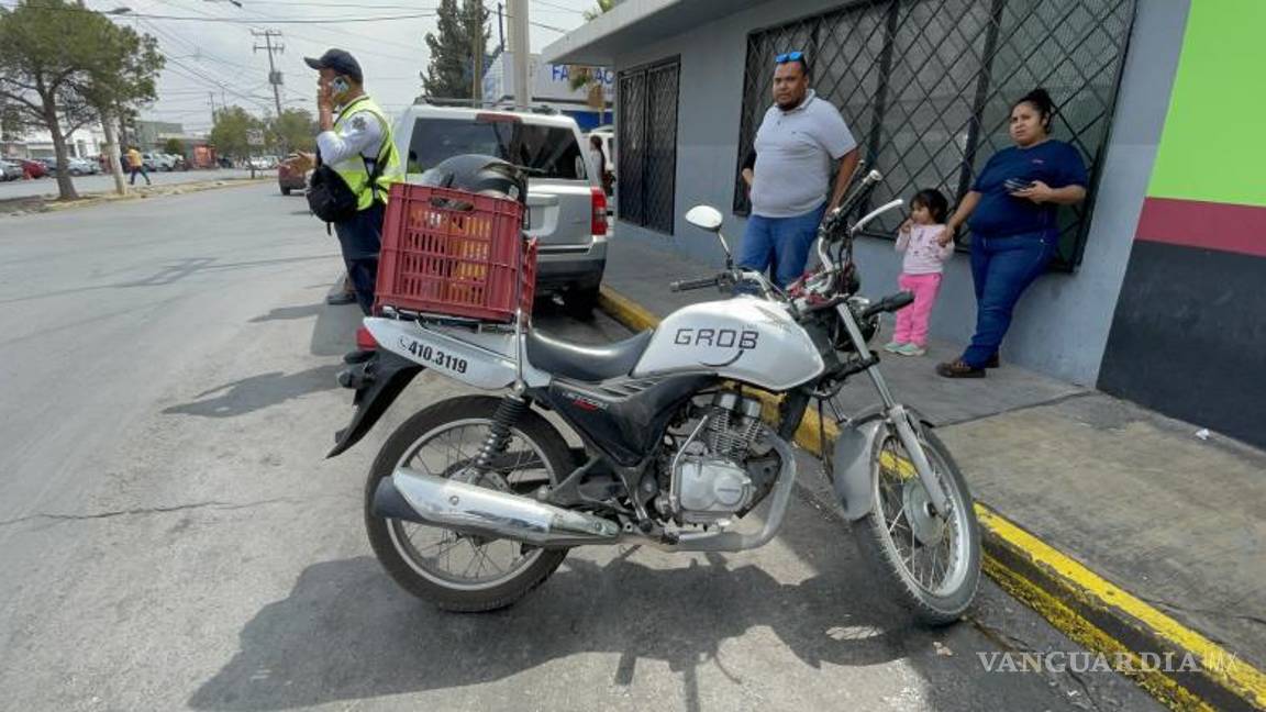 $!El lesionado fue atendido por parte de paramédicos de la Cruz Roja, quienes fueron los encargados de revisarlo, detectándole fracturas en el brazo y pierna derechos.