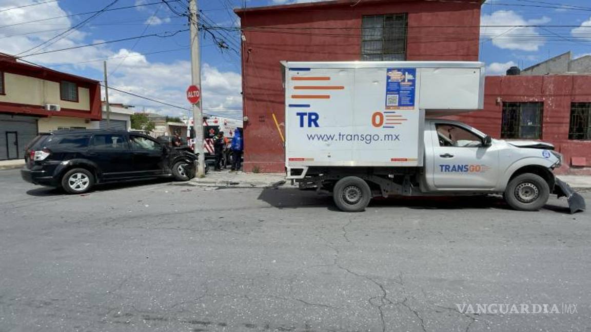 $!El accidente ocurrió en la colonia Bellavista luego de que el conductor de una camioneta de carga no respetara un alto, impactando a otra unidad familiar.