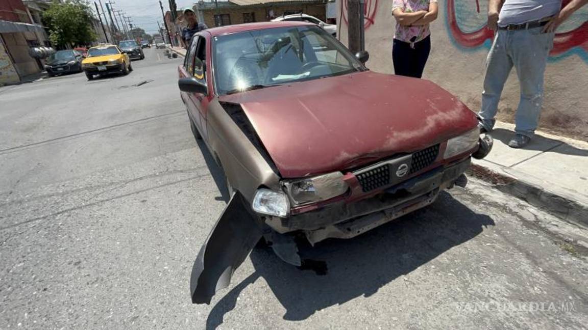 $!El automóvil golpeado no llevaba placas de circulación.