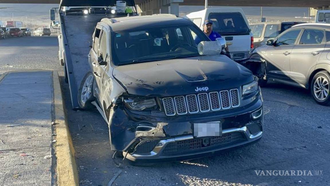 $!Da vuelta acelerado, vuelca tráiler y daña tres autos en el libramiento OFT; deja dos lesionados