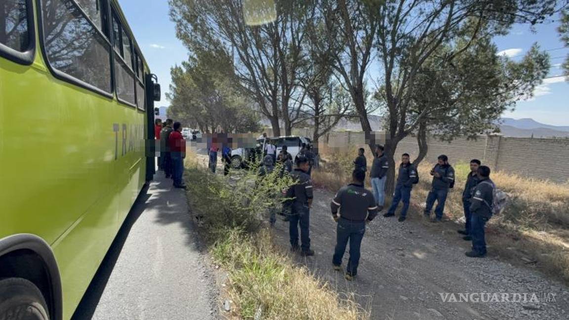 $!Transporte de personal frenó bruscamente para evitar un segundo impacto; 15 trabajadores resultaron golpeados.