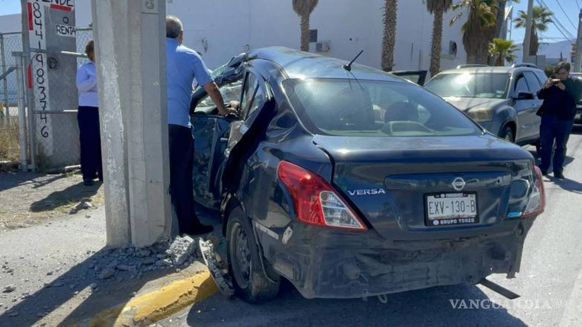 $!El Nissan Versa con placas de circulación EXV 130 B y se fue hacia los carriles laterales, terminando por perder el control de su auto.