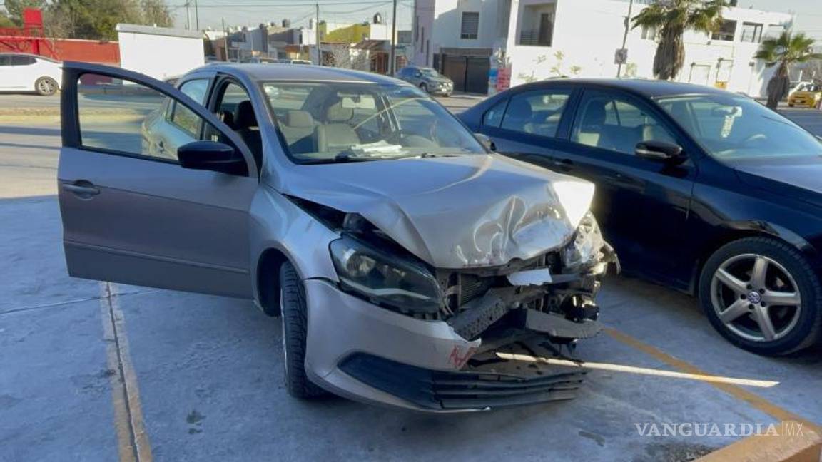 $!Ambos vehículos presentaron daños materiales tras la colisión en la intersección de El Minero y El Yunque.