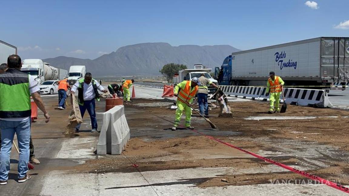 $!Las labores de limpieza de la cinta asfáltica se extendieron por horas.