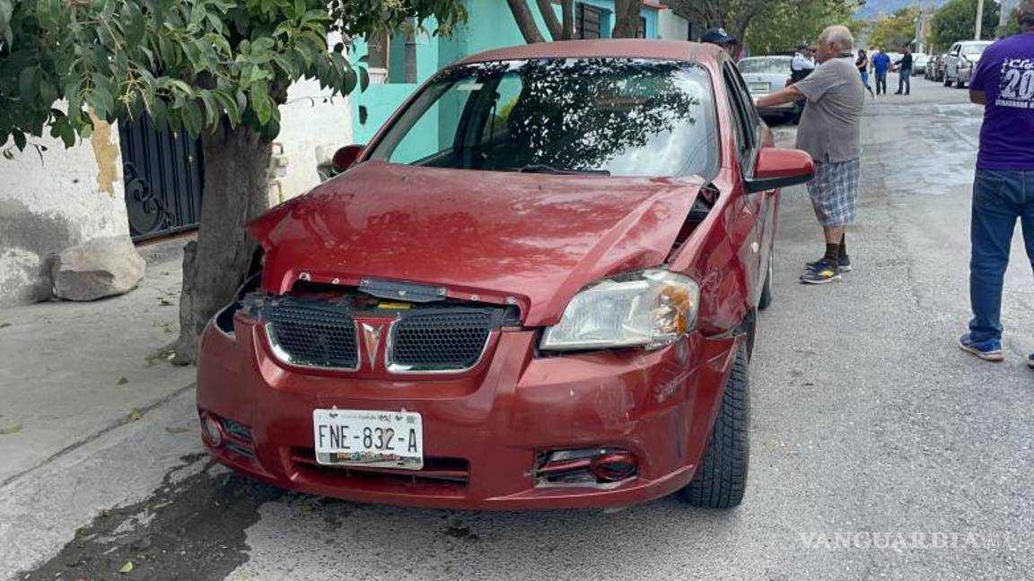 $!El vehículo Pontiac resultó con cuantiosos daños.