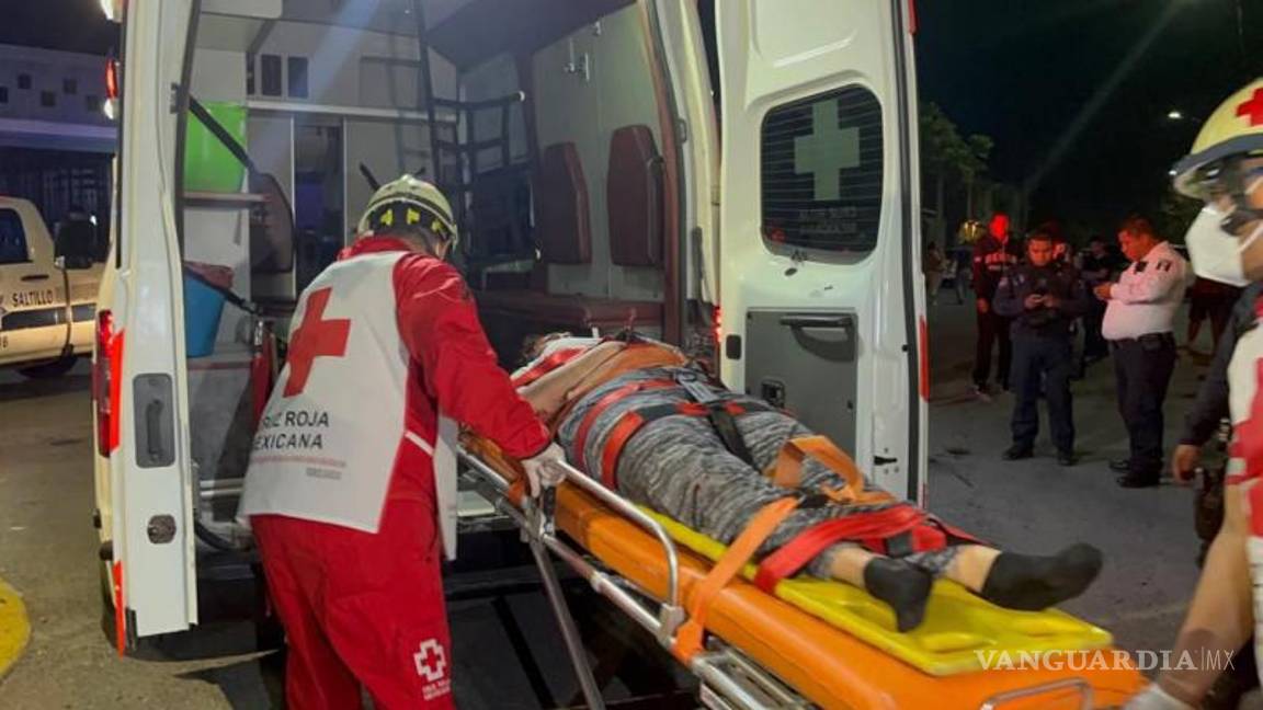 $!La motocicleta se arrastró por varios metros hasta que sus tripulantes quedaron inconscientes.