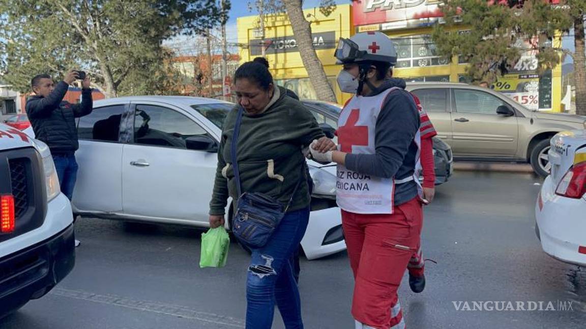 $!Personal de la Cruz Roja atendió y valoró a los participantes y pasajeros del taxi, asegurándose de la ausencia de lesiones graves.