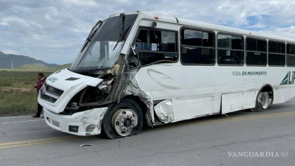 $!El camión de la empresa Lipu quedo fuera del camino después de ser impactado por el vagón de transporte de personal.