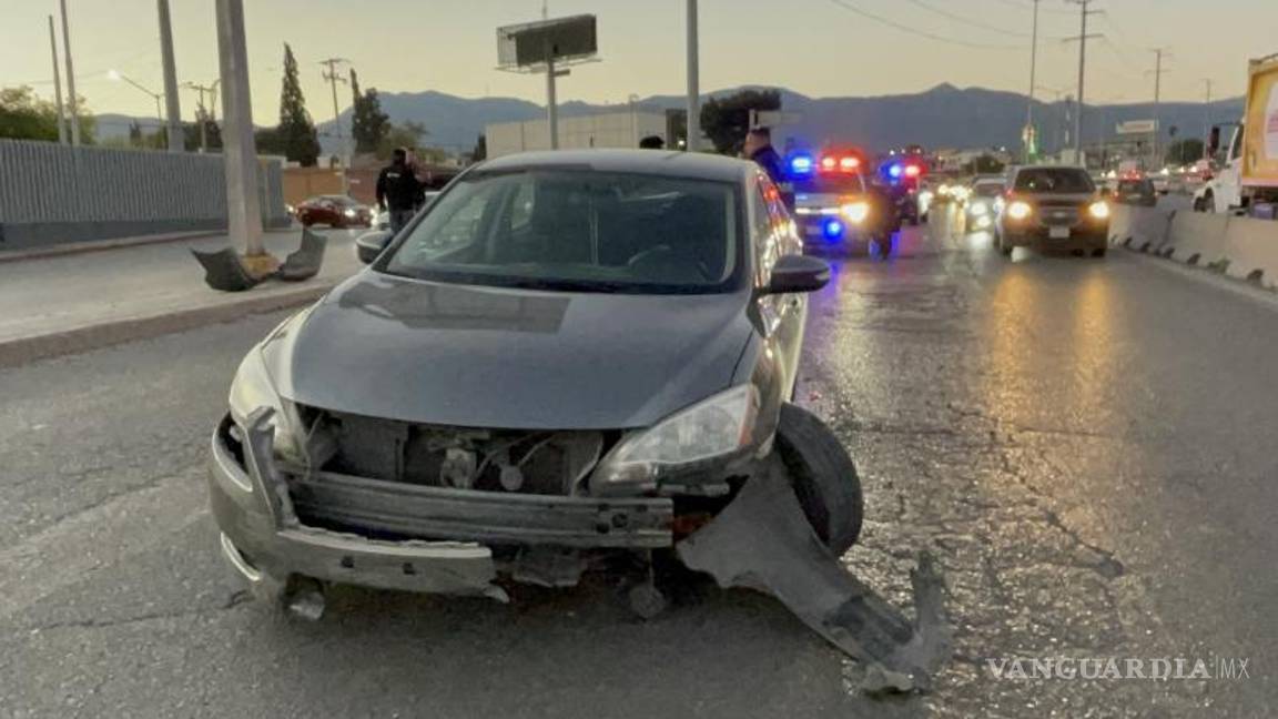 $!El vehículo quedó en los carriles centrales de Nazario Ortiz Garza tras el fuerte impacto.