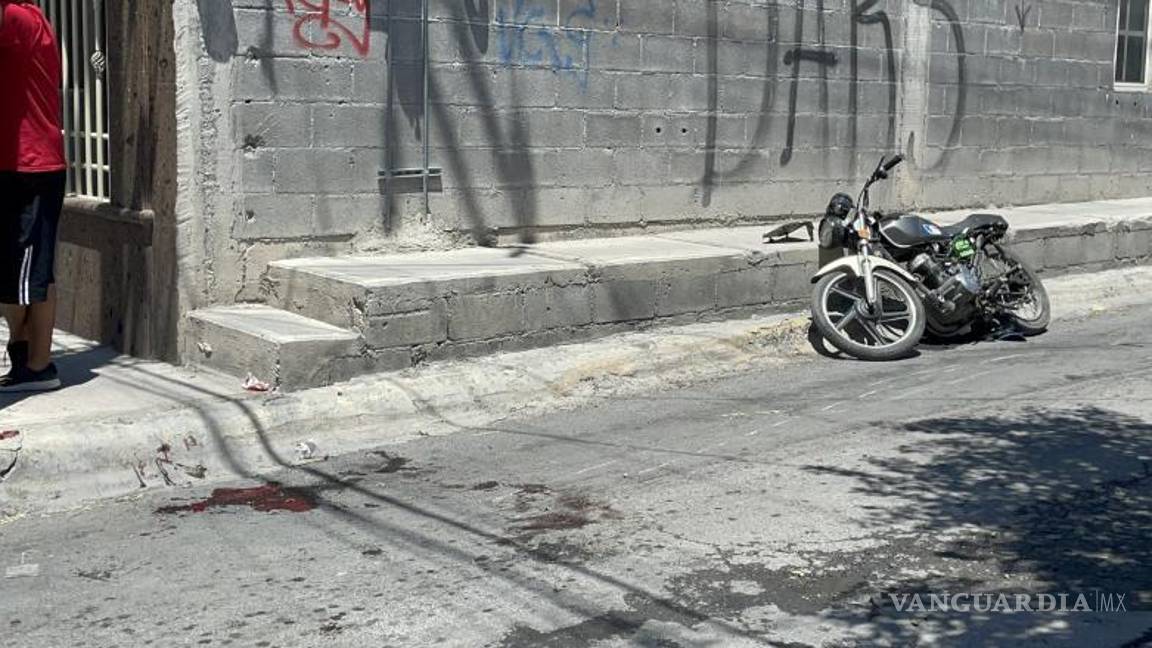 $!La motocicleta quedó al lado de un charco de sangre de uno de los lesionados.