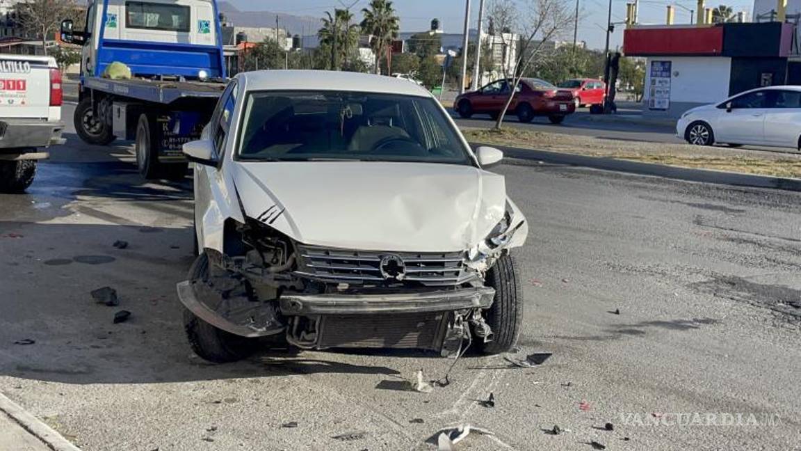 $!El automóvil Volkswagen Vento fue impactado por detrás, enviándolo hacia la acera y poniéndolo en riesgo de colisionar con un comercio.