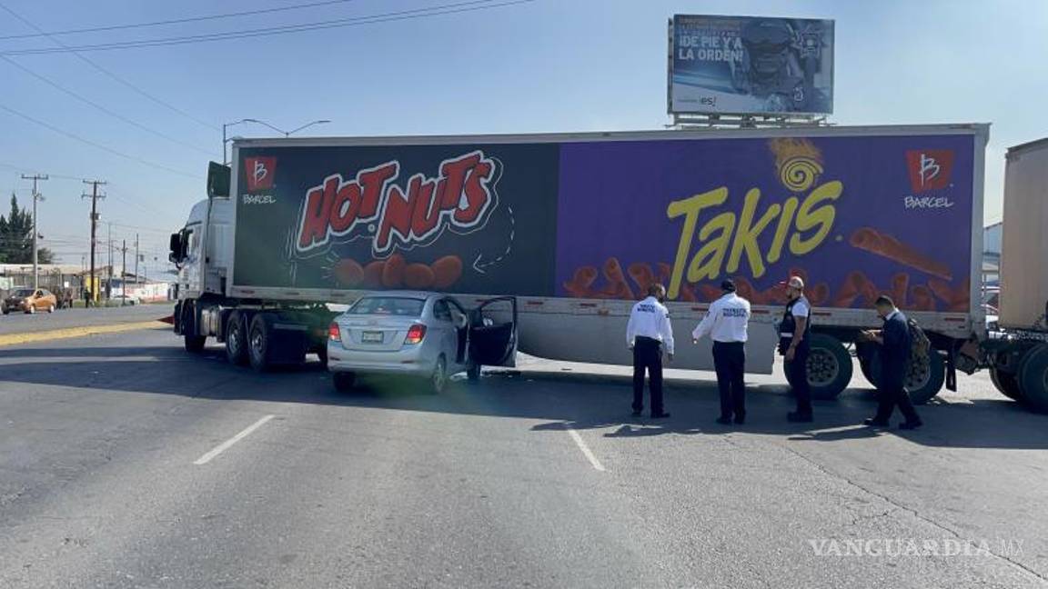$!El automóvil Chevrolet Beat debajo de la caja por presunto exceso de velocidad.