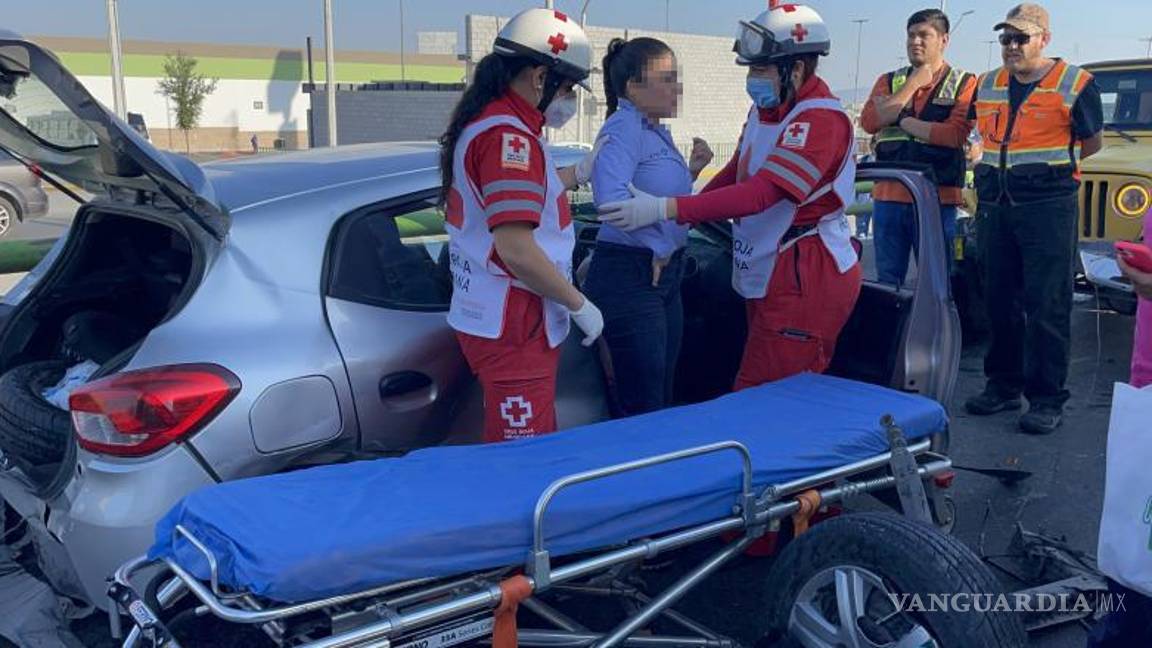 $!La Cruz Roja evaluó a las conductoras involucradas en el accidente, determinando que ambas estaban ilesas.