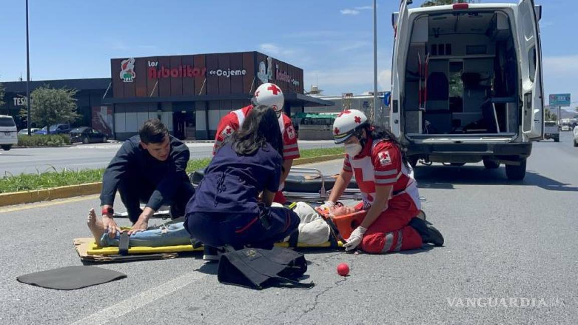 Camioneta le quita visibilidad y atropella a dos hermanos que cruzaban la calle en Saltillo; resultan heridos