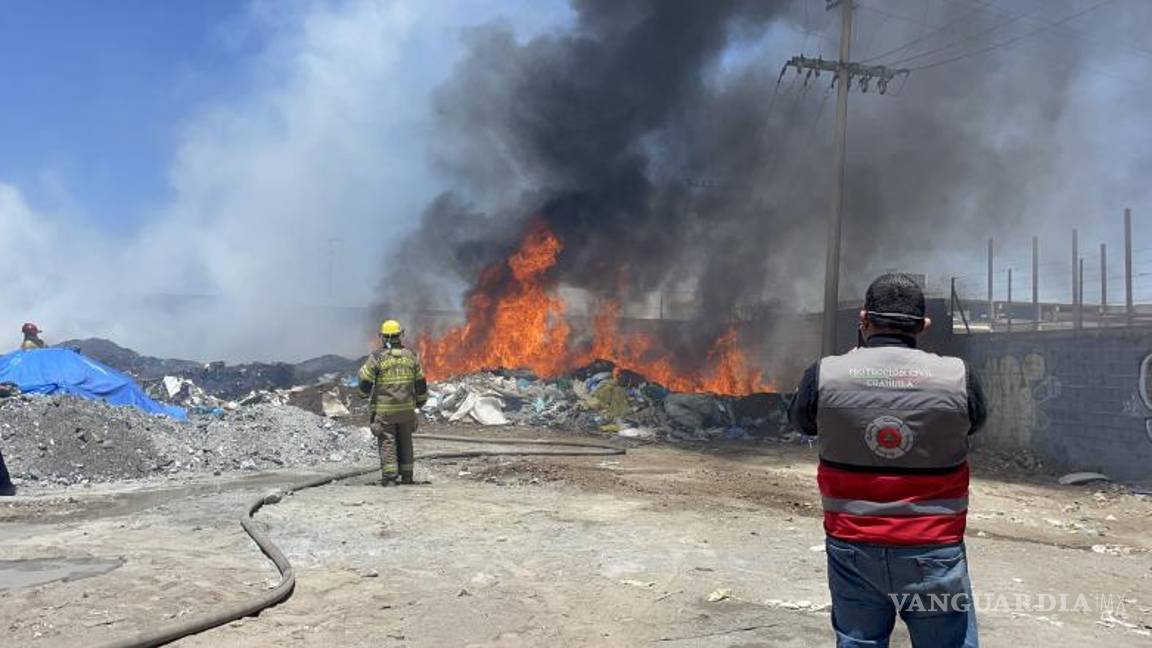 $!Bomberos utilizaron camiones de ataque y pipas de agua para sofocar el incendio y evitar que el calor afectara a las empresas cercanas.