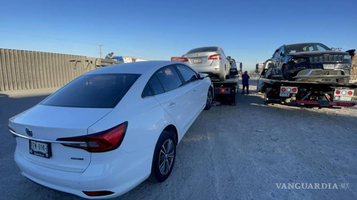 $!Da vuelta acelerado, vuelca tráiler y daña tres autos en el libramiento OFT; deja dos lesionados