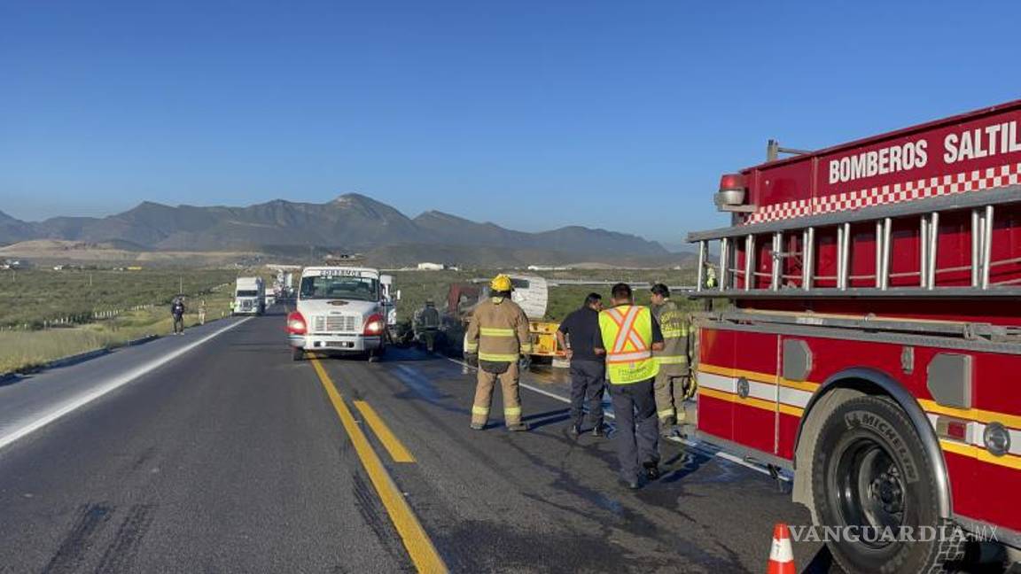 $!El incendio del tráiler provocó largas filas de vehículos detenidos en el libramiento Norponiente.