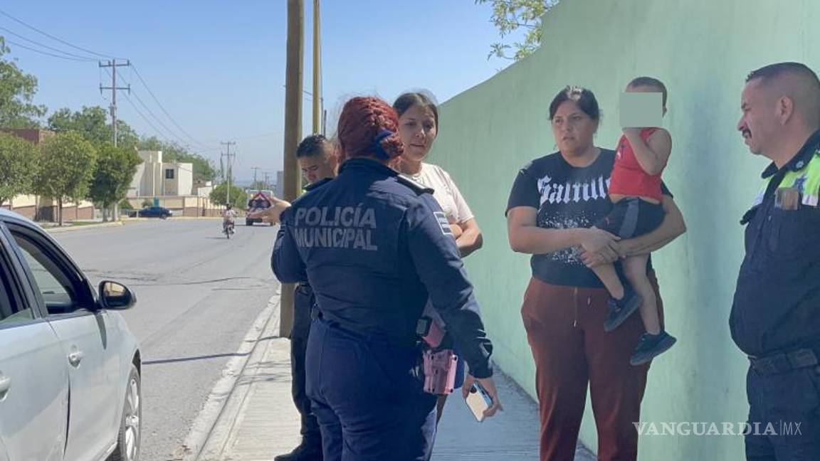 $!El niño reconoció a su madre cuando esta llegó en un vehículo junto con otras mujeres; de inmediato corrió a sus brazos y fue resguardado por ella, quien explicó que la puerta quedó abierta por descuido familiar.