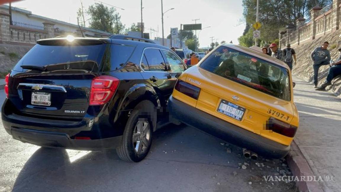 $!El caos se desató en la Calzada Francisco I. Madero cuando un cambio de carril terminó en un inusual accidente.