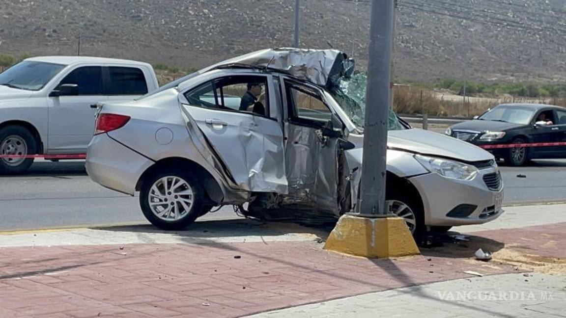 $!El accidente ocurrió en el bulevar Miguel Ramos Arizpe, provocando el cierre parcial de la vialidad mientras autoridades realizaban las diligencias.