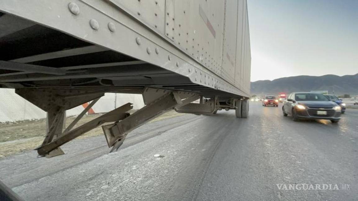 $!El conductor, en camino a la empresa Magna, giró el volante y golpeó el lado derecho del tráiler.