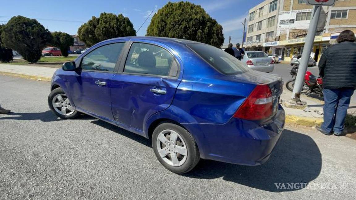 $!El conductor del vehículo se detuvo y llamó a su aseguradora para que se presentara el ajustador.