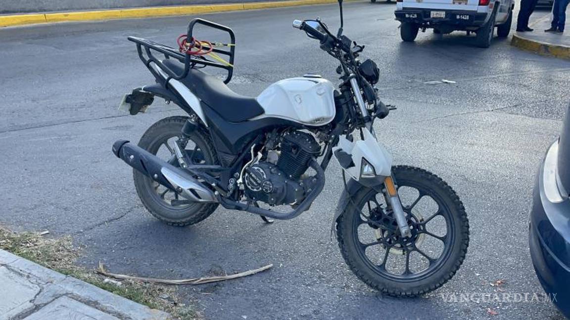 $!La motocicleta de Eduardo resultó dañada, pero el hombre decidió esperar a que la aseguradora del vehículo se encargara de los gastos médicos y reparaciones.