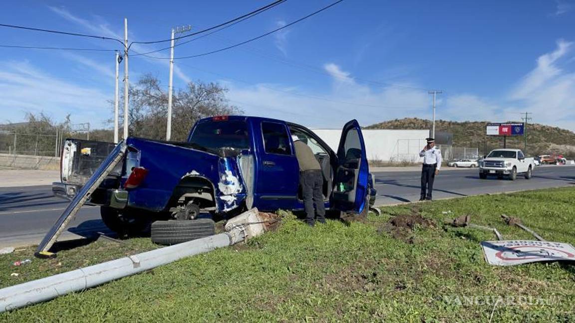 $!La caja de la camioneta mostró los estragos del impacto contra la luminaria evidenciando la fuerza del choque.