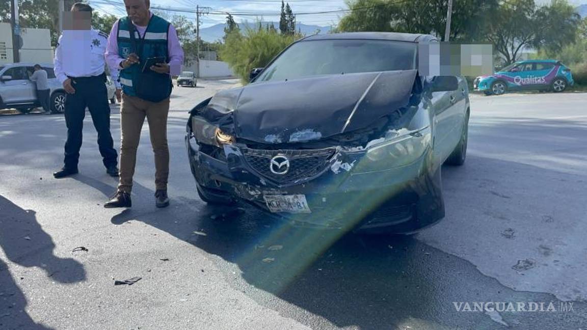 $!Oficiales de la Policía Municipal acudieron al lugar del accidente, para entrevistar a los participantes.