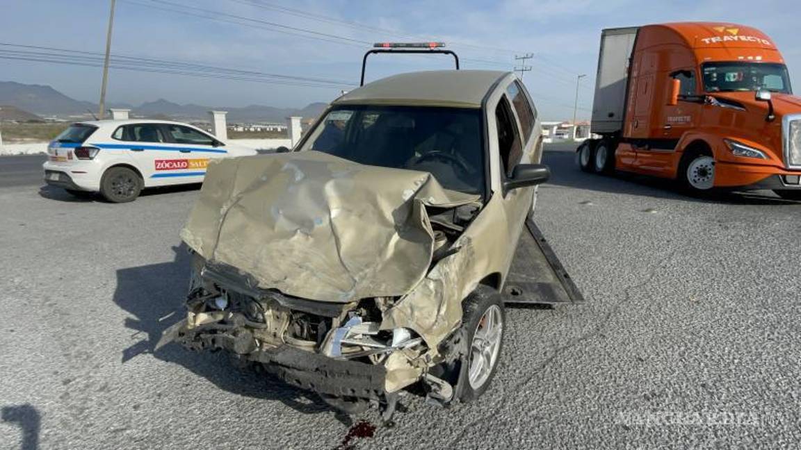 $!El Volkswagen Pointer terminó con daños en la parte frontal tras impactarse contra la camioneta.