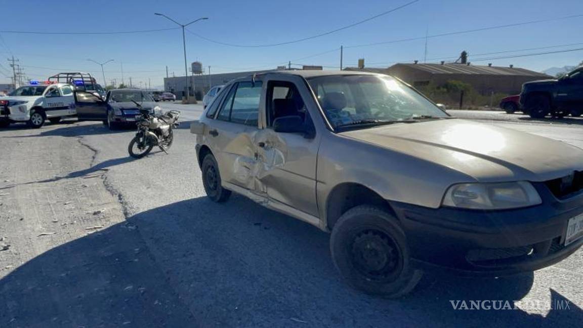 911 falla en Saltillo: motociclista herido es llevado a un hospital en patrulla tras choque