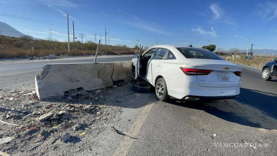 $!El vehículo Chevrolet Aveo sufrió daños considerables al impactarse contra el muro de contención.