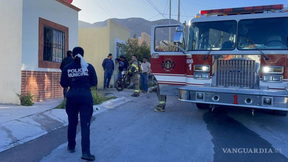$!La policía operativa y bomberos trabajaron en equipo para salvaguardar la vivienda afectada.