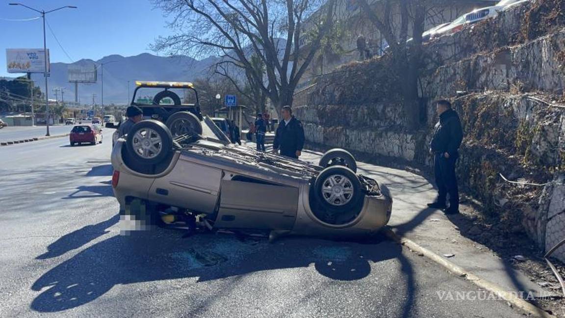 $!Autoridades municipales atendieron el accidente ocurrido en el estacionamiento elevado.