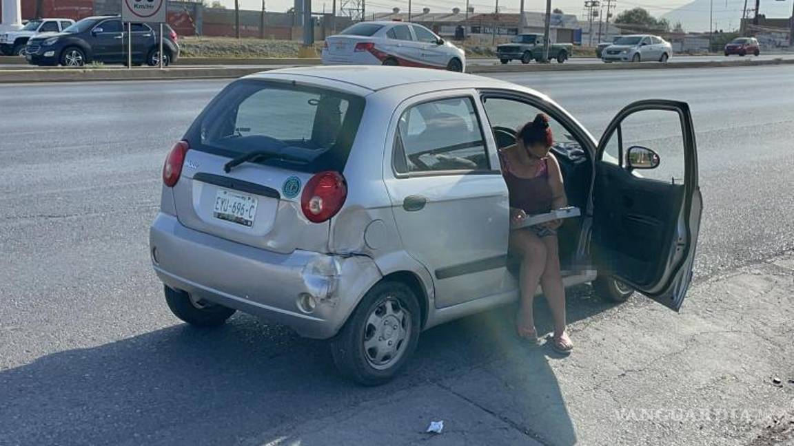 $!Los vehículos chocados fueron examinados por autoridades en el lugar del accidente.