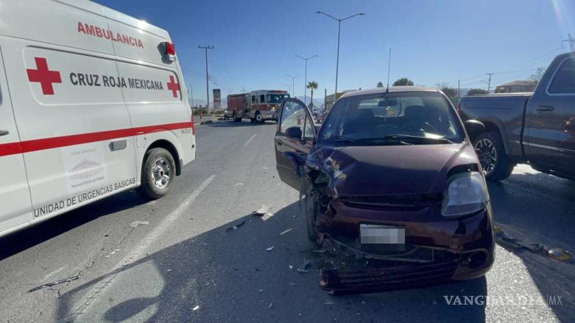 $!El Chevrolet Matiz terminó con daños en la parte frontal tras el impacto.