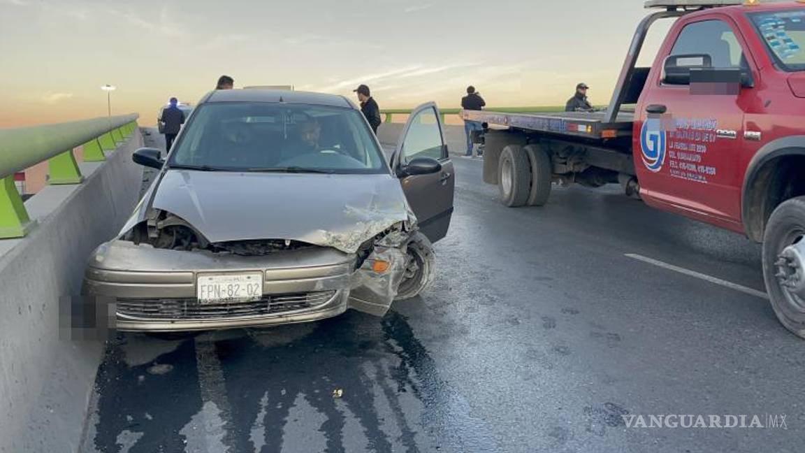 $!Los conductores involucrados en el choque múltiple no resultaron heridos a pesar del fuerte impacto.