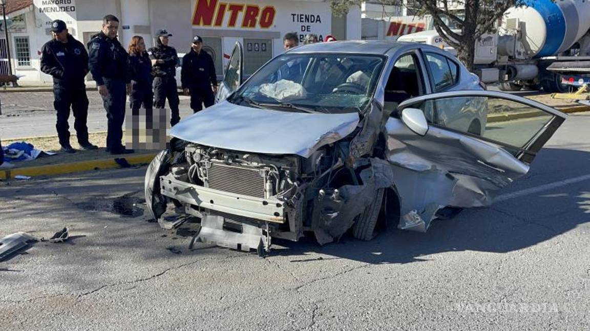 $!El impacto contra un árbol y la posterior volcadura dejó a la joven atrapada, pero afortunadamente sin lesiones graves.