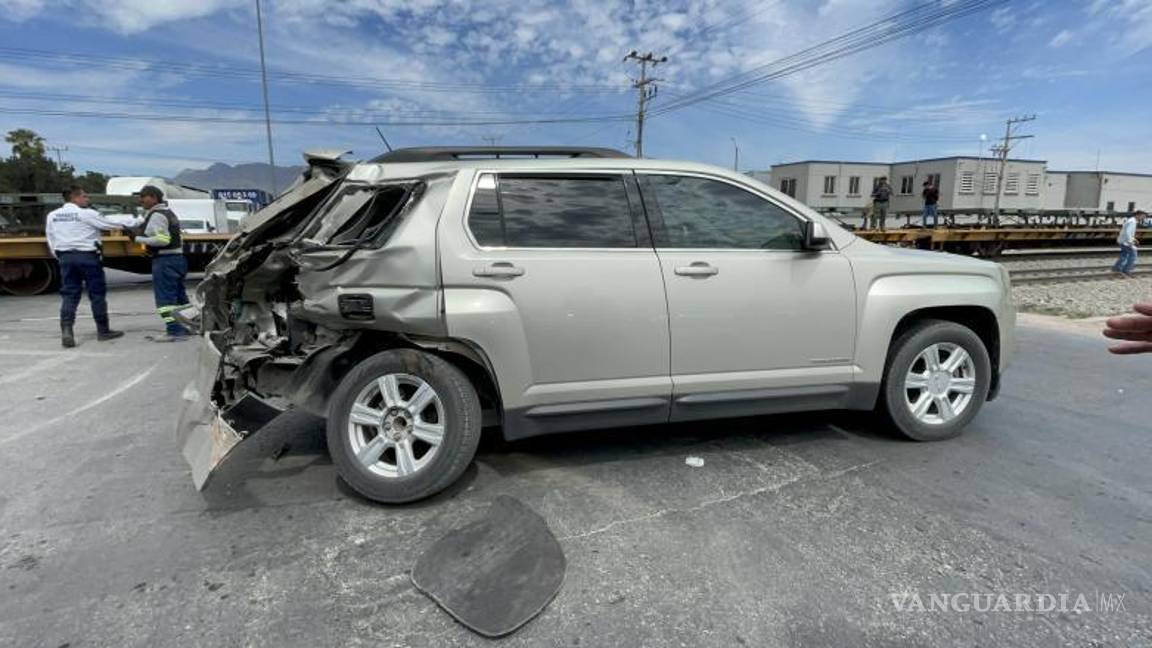 $!La camioneta involucrada en el accidente con el tren quedó detenida en medio de la vialidad, mientras que el tren se detuvo también.