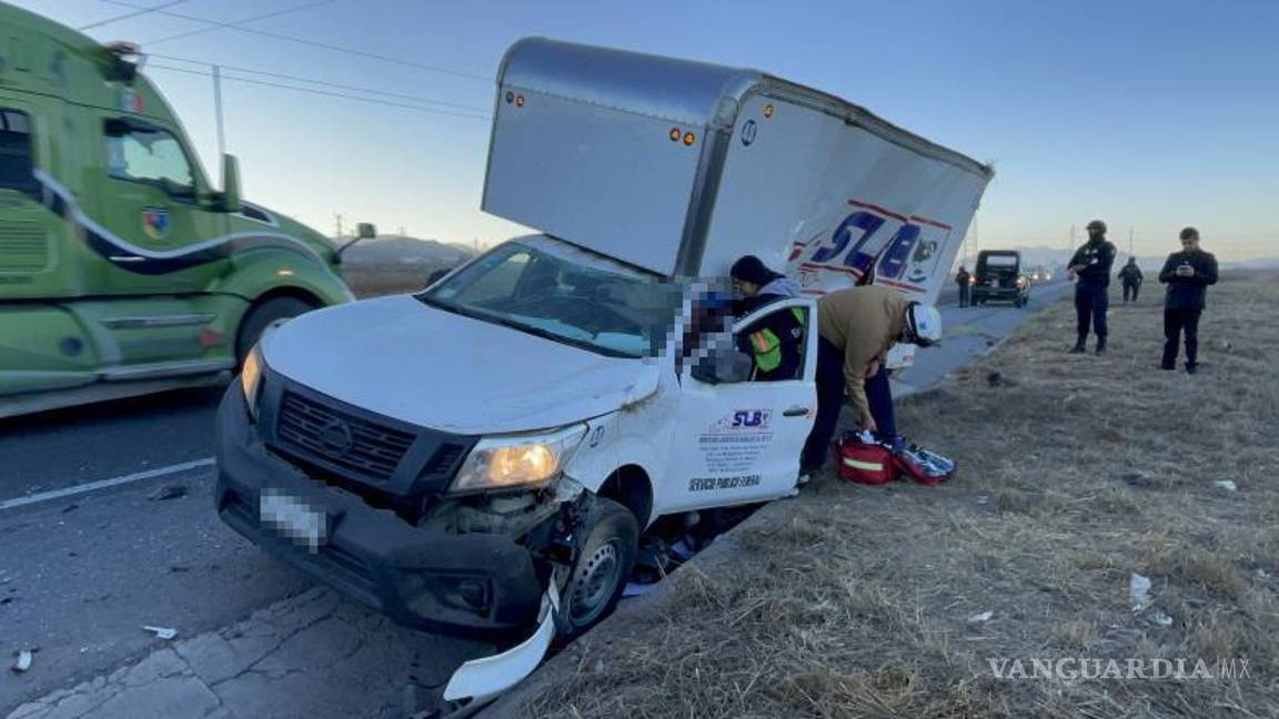 $!El conductor de la camioneta de carga, quien se quedó dormido al volante, se negó a ser trasladado a un hospital tras el accidente.
