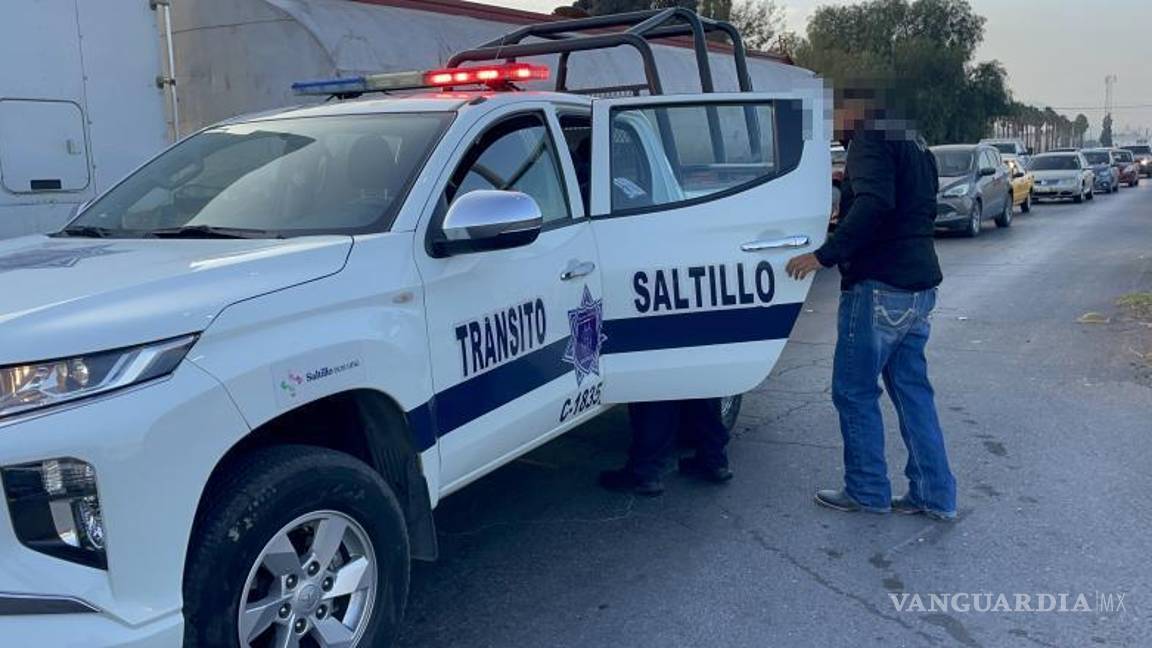 $!Autoridades municipales detuvieron al conductor tras encontrar un termo con cerveza en su camioneta.